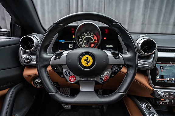 Ferrari GTC4Lusso 22 of 30