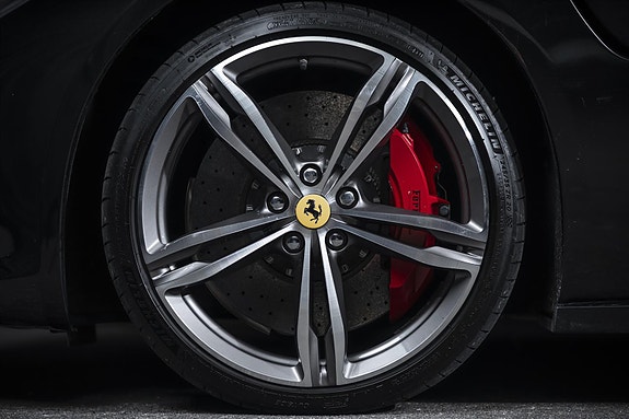 Ferrari GTC4Lusso 15 of 30