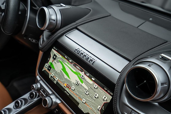 Ferrari GTC4Lusso 26 of 30
