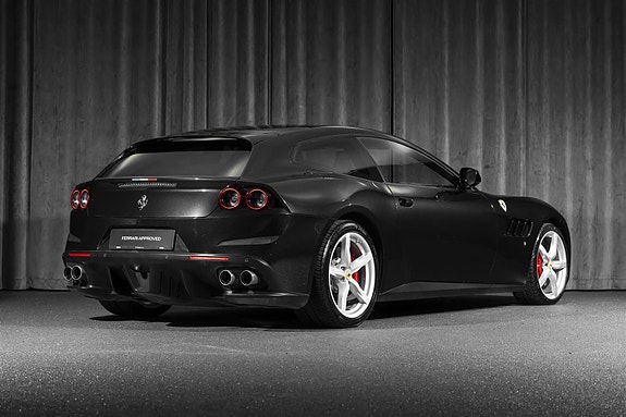 Ferrari GTC4Lusso 13 of 30