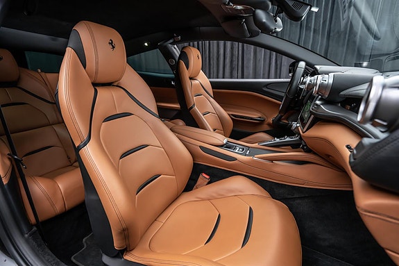 Ferrari GTC4Lusso 27 of 30