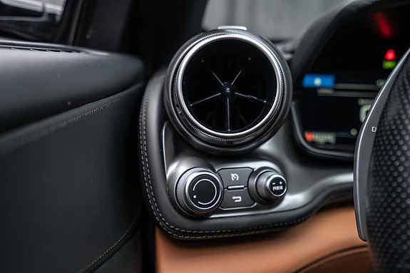 Ferrari GTC4Lusso 25 of 30