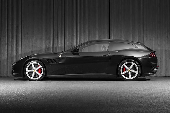 Ferrari GTC4Lusso 17 of 30