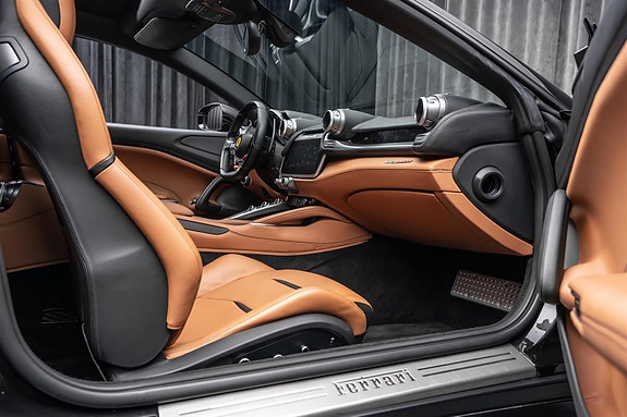 Ferrari GTC4Lusso 28 of 30