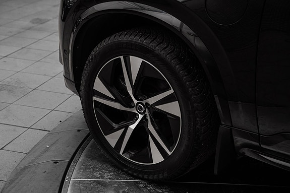 Volvo XC90 10 of 30