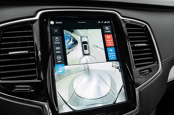 Volvo XC90 30 of 30