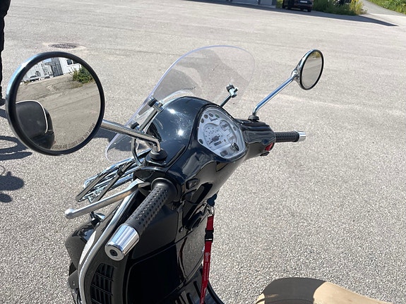 Piaggio VESPA GTS125 Sort med toppboks/vindskjerm/baggasjebrett 7 of 8