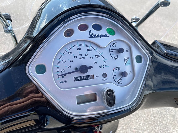 Piaggio VESPA GTS125 Sort med toppboks/vindskjerm/baggasjebrett 5 of 8