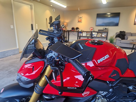 Ducati Streetfighter V4 S 10 of 24