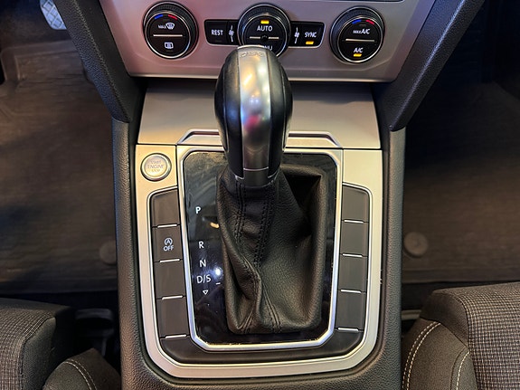 Volkswagen Passat 28 of 30