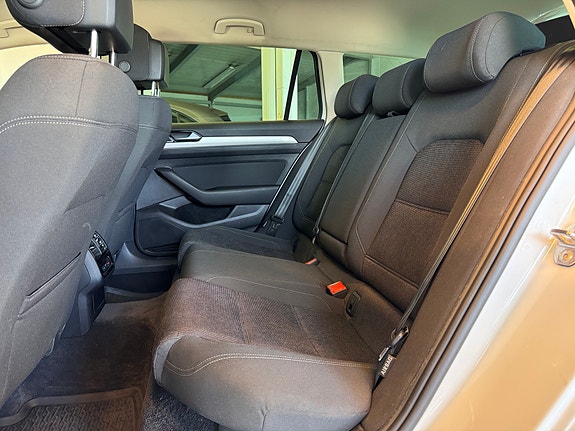 Volkswagen Passat 13 of 30