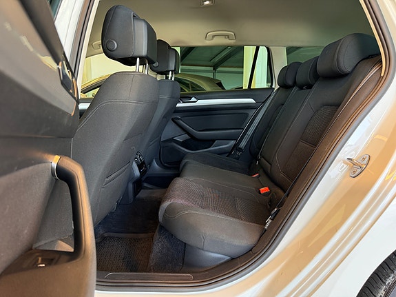 Volkswagen Passat 11 of 30