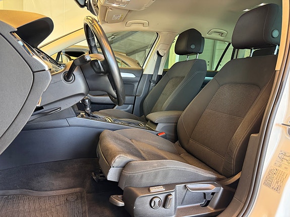 Volkswagen Passat 10 of 30