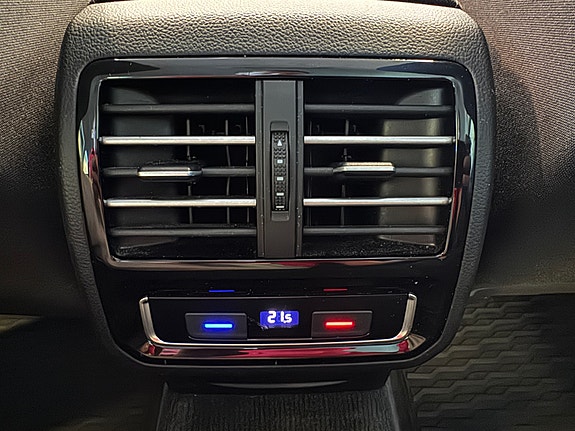 Volkswagen Passat 12 of 30