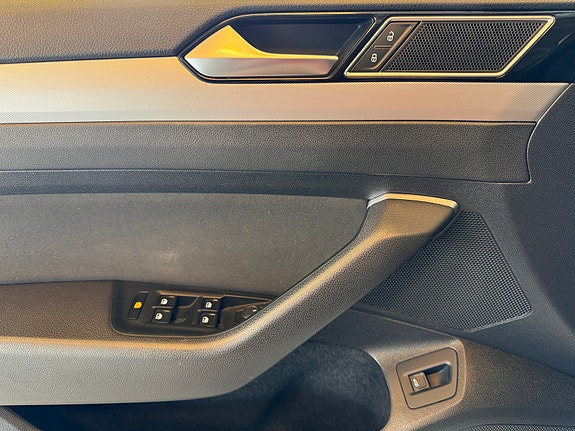 Volkswagen Passat 18 of 30