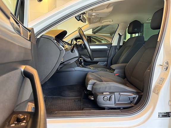 Volkswagen Passat 8 of 30