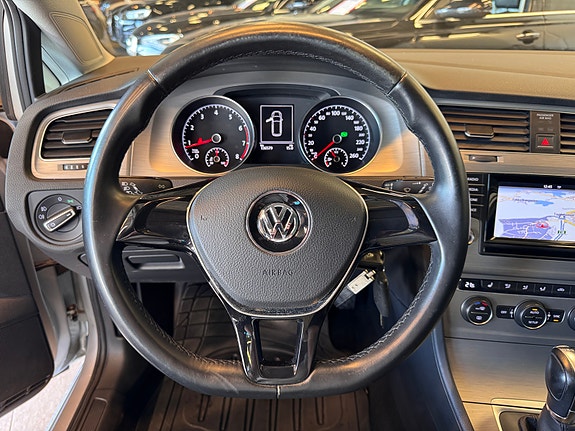 Volkswagen Golf VII 14 of 30