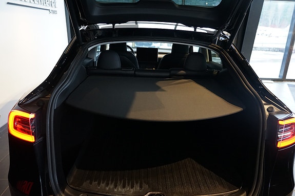 Tesla Model Y 17 of 19