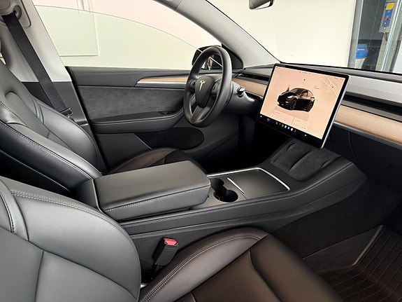 Tesla Model Y 9 of 19