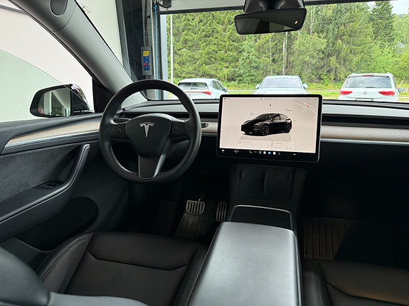 Tesla Model Y 13 of 19