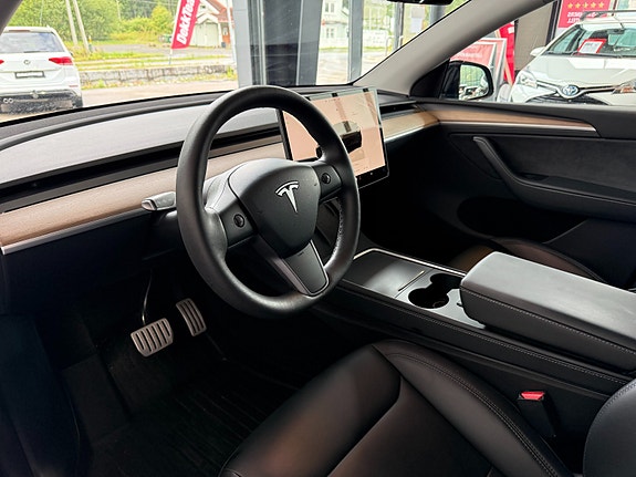 Tesla Model Y 14 of 19