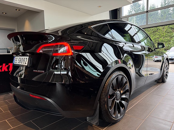Tesla Model Y 10 of 19