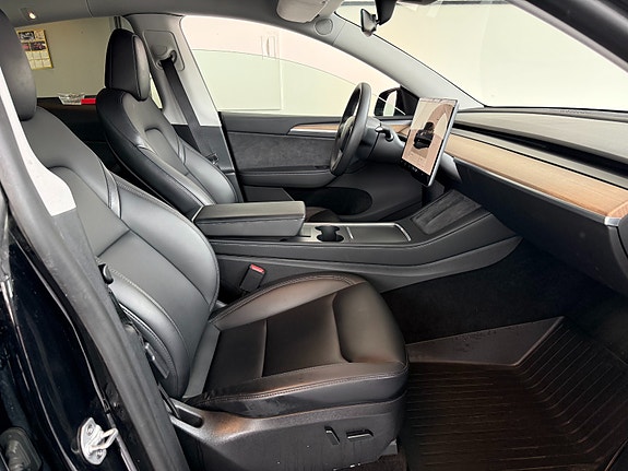 Tesla Model Y 12 of 19