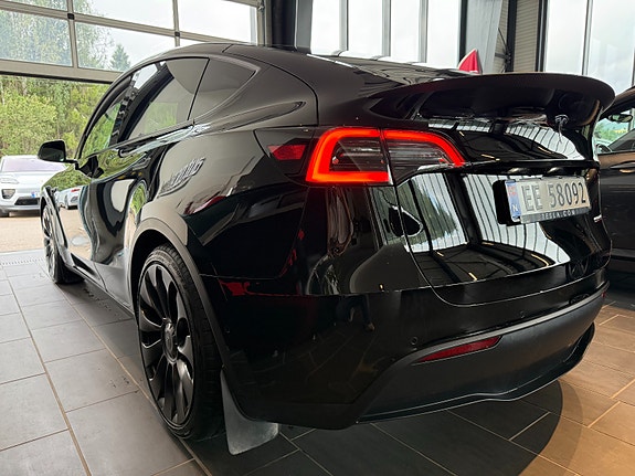 Tesla Model Y 11 of 19