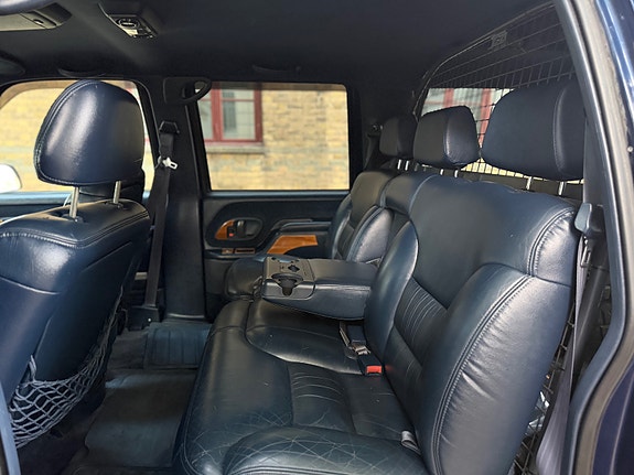 Chevrolet Suburban 29 of 30