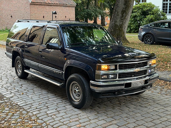 Chevrolet Suburban 12 of 30