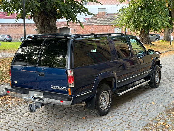 Chevrolet Suburban 14 of 30