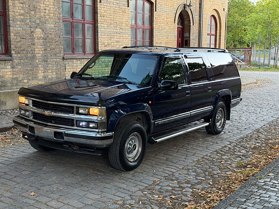 Chevrolet Suburban 2 of 30