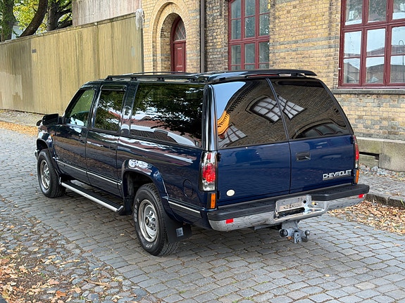 Chevrolet Suburban 17 of 30
