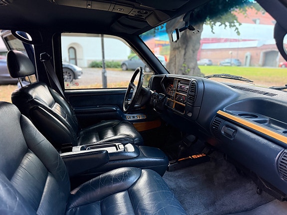 Chevrolet Suburban 27 of 30