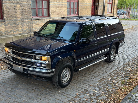 Chevrolet Suburban 3 of 30