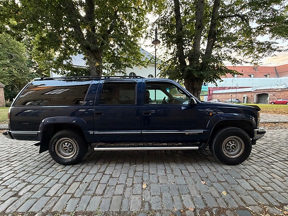 Chevrolet Suburban 11 of 30