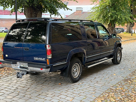 Chevrolet Suburban 10 of 30