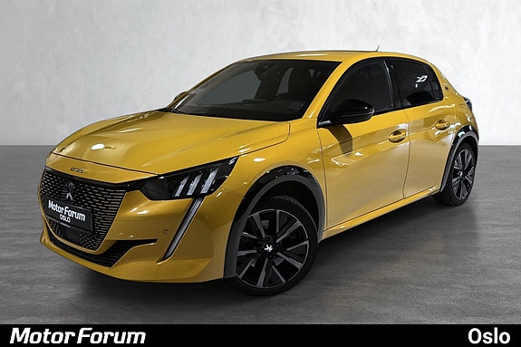 Sporty front med skarpe LED-lys og elegant gult lakkutseende.