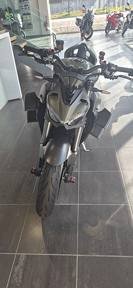 Ducati Streetfighter V2 4 of 6