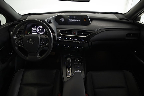 Lexus UX300e 11 of 28