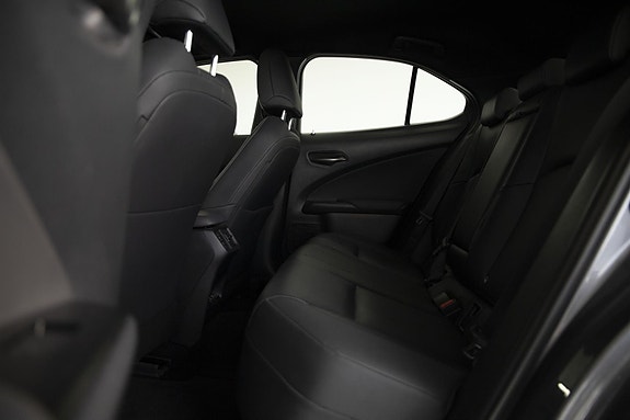 Lexus UX300e 22 of 28