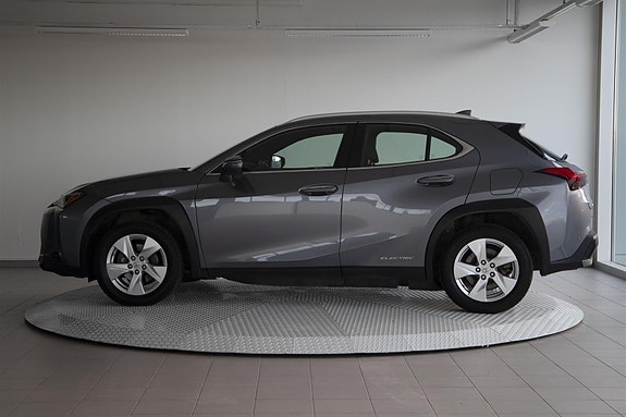 Lexus UX300e 8 of 28