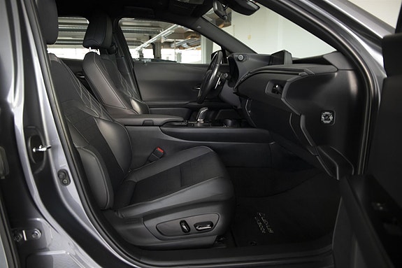 Lexus UX300e 28 of 28