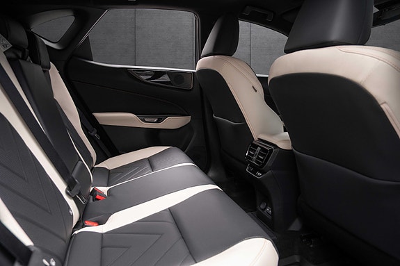 Lexus NX450h 16 of 19