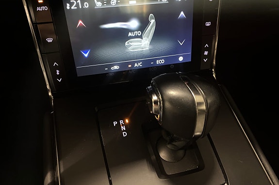 Moderne girspak og touchscreen for klimakontroll og seter.