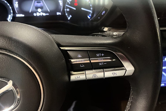 Ratt med stilige sølvdetaljer og digitalt dashbord i bakgrunn.