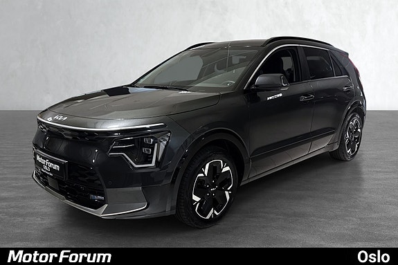 Sporty SUV-front med LED-lys og unike aluminiumsfelger.