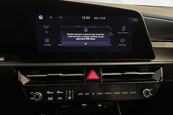 Moderne klimakontroller med touchfunksjon og digitalt display.