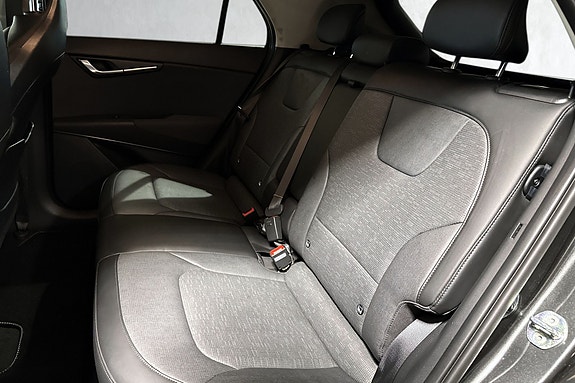 Romslig bakseter med grå tekstil og ISOFIX barnesetefester.