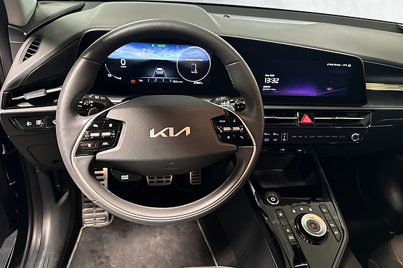 Høyteknologisk infotainmentsystem med Apple CarPlay og Android Auto.